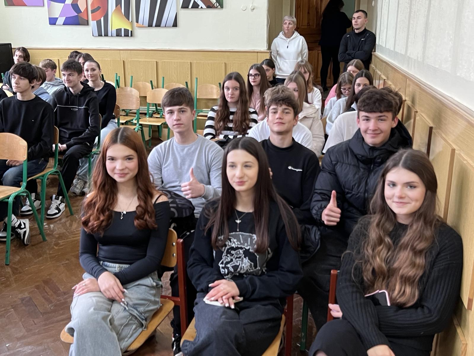 Школярі випускних класів та вчителі фізичної культури НВК Загальноосвітня школа І-ІІІ ступенів – економічний ліцей №9 імені Іванни Блажкевич